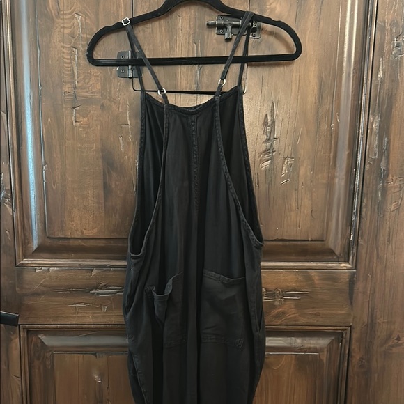 Chic Black Sleeveless Jumpsuit - Picture 5 of 8